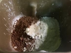 在面粉顶部掏一个洞，倒入酵母，避免酵母直接和糖接触。好后把面包桶卡入面包机，启动和面程序，揉15分钟。