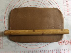 用擀面杖把面团擀成长方形，约28*18公分。