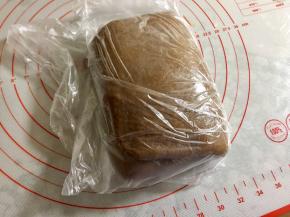 再折三折。然后把面片放入保鲜袋，放冰箱冷藏20分钟。