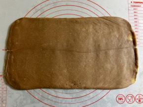 然后把面片擀长，横过来。