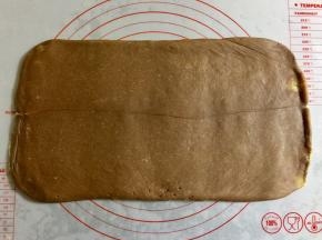 然后把面片擀长，横过来。