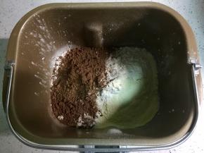 加入高筋粉、低筋粉、可可粉、奶粉