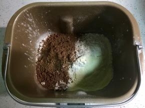 加入高筋粉、低筋粉、可可粉、奶粉