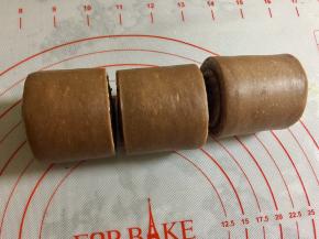 然后把长面片卷起，放入烤盘，室温发酵约90分钟。发酵完成之后，放入预热好的烤箱，190度烤30分钟。