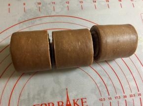 然后把长面片卷起，放入烤盘，室温发酵约90分钟。发酵完成之后，放入预热好的烤箱，190度烤30分钟。