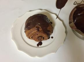 面包烤好后迅速放到晾架上放凉，然后淋上甘纳许，也可以吧甘纳许装入裱花袋后，底部剪一个口，挤在面包面上。