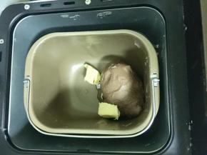 揉15分钟以后，加入软化的A黄油块，再揉15分钟，一共30分钟。
