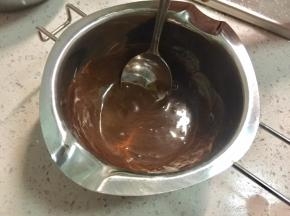 把黑巧克力隔热水加热融化，加入淡奶油，调成甘纳许。
