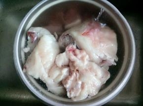 羊肉提前用水泡泡，洗净血水和脏物