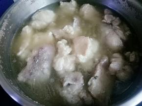 把羊肉及料包放进高压锅内，中火，上汽后打30分钟，关火