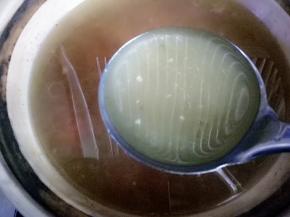 胡萝卜煮快熟的时候，把羊肉汤舀进去