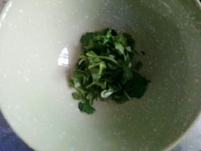 取一个小碗，里面放入葱和香菜末