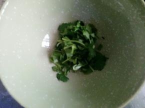 取一个小碗，里面放入葱和香菜末