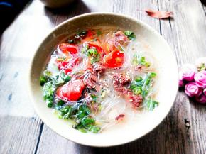 再放进去胡萝卜粉丝羊肉汤，撒点芝麻，一道暖暖的羊肉汤做好了