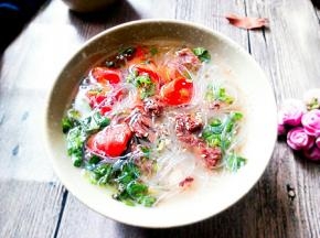 再放进去胡萝卜粉丝羊肉汤，撒点芝麻，一道暖暖的羊肉汤做好了