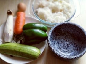 准备好食材: 最好准备个石锅，如果实在没有那就用砂锅吧！