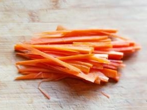 首先将胡萝卜去皮，洗干净。将洗干净的胡萝卜切丝。