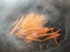再将切丝的胡萝卜焯水，锅中加入水，大火烧开，放入胡萝卜丝，1分钟捞出。