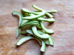 西葫芦洗干净，去瓤，切片。