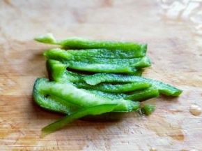 青椒洗干净去根，去籽，切条。
将切好的青椒条焯水，锅中加入水，烧开后下入青椒条30秒捞出。