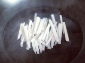 杏鲍菇去皮，洗干净，切丝。切好的杏鲍菇丝焯水，冷水入锅，大火烧开1分钟捞出即可。