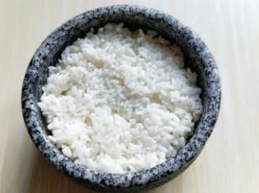 加入熟米饭，压实，压紧。