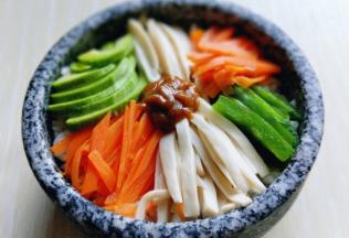 再放入拌饭酱。(拌饭酱可以根据个人口味放，比如甜面酱，辣酱，肉酱等都可以)