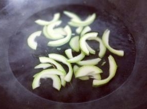 将切片的西葫芦焯水，锅中加入清水大火烧开，放入切好的西葫芦片，1分钟捞出。