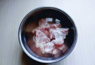 小排冷水冲洗干净，泡30分钟.当中需要换一次水，之后再焯水。