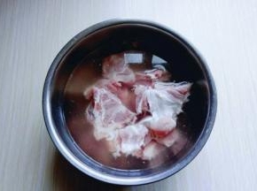 小排冷水冲洗干净，泡30分钟.当中需要换一次水，之后再焯水。