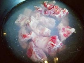 小排焯水:冷水入锅，烧开即可将小排捞出