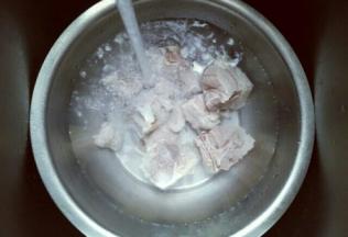 焯水的小排捞出后用冷水反复冲洗，小排上面的杂质洗干净。捞出淋干水份。
