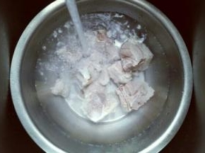 焯水的小排捞出后用冷水反复冲洗，小排上面的杂质洗干净。捞出淋干水份。