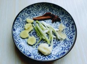 葱姜蒜去皮切碎，准备好香料。