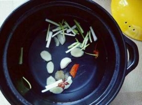 砂锅中加入清水，再把香料加入。