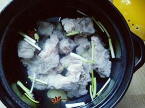 加入焯水的小排。