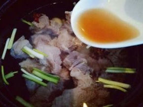 加入料酒，盖上盖子大火烧开，转小火慢炖45分钟。