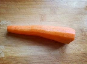 胡萝卜去皮，冲洗干净切菱形块。