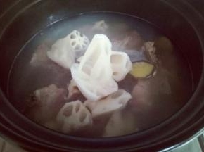 加入切好的莲藕。