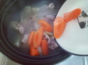 再加入切好的胡萝卜。