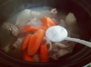 加入盐，大火烧开，继续小火炖15分钟。