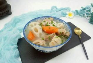 盛出装入汤碗，撒上葱花即可食用。