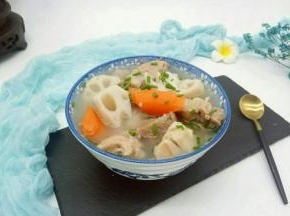 盛出装入汤碗，撒上葱花即可食用。