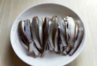 清理好的小鱼，再次用冷水冲洗，一定要冲洗干净，我大概冲洗了7-8遍。