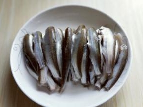 清理好的小鱼，再次用冷水冲洗，一定要冲洗干净，我大概冲洗了7-8遍。