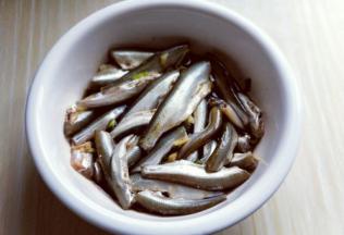 拌均匀，腌制2小时以上，如果时间允许半天最好，那样炸出来的小鱼特别入味。