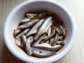 拌均匀，腌制2小时以上，如果时间允许半天最好，那样炸出来的小鱼特别入味。