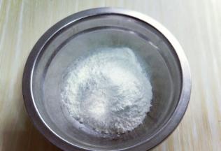 准备少许普通面粉放入深一点的器具中。