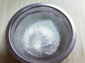 准备少许普通面粉放入深一点的器具中。