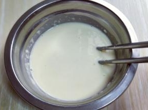 加入少许清水调试成面糊状。将腌制好的小鱼放入面糊里泡15秒，捞出淋掉多余的面糊。